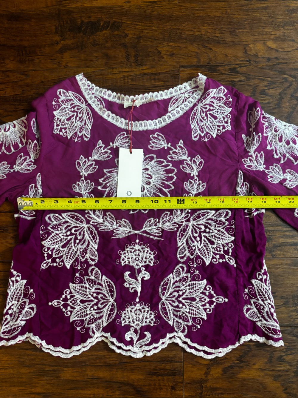 Solitaire Anthropologie NWT Embroidered Bell-Sleeve Blouse Magenta Scallop Lace - Picture 3 of 9